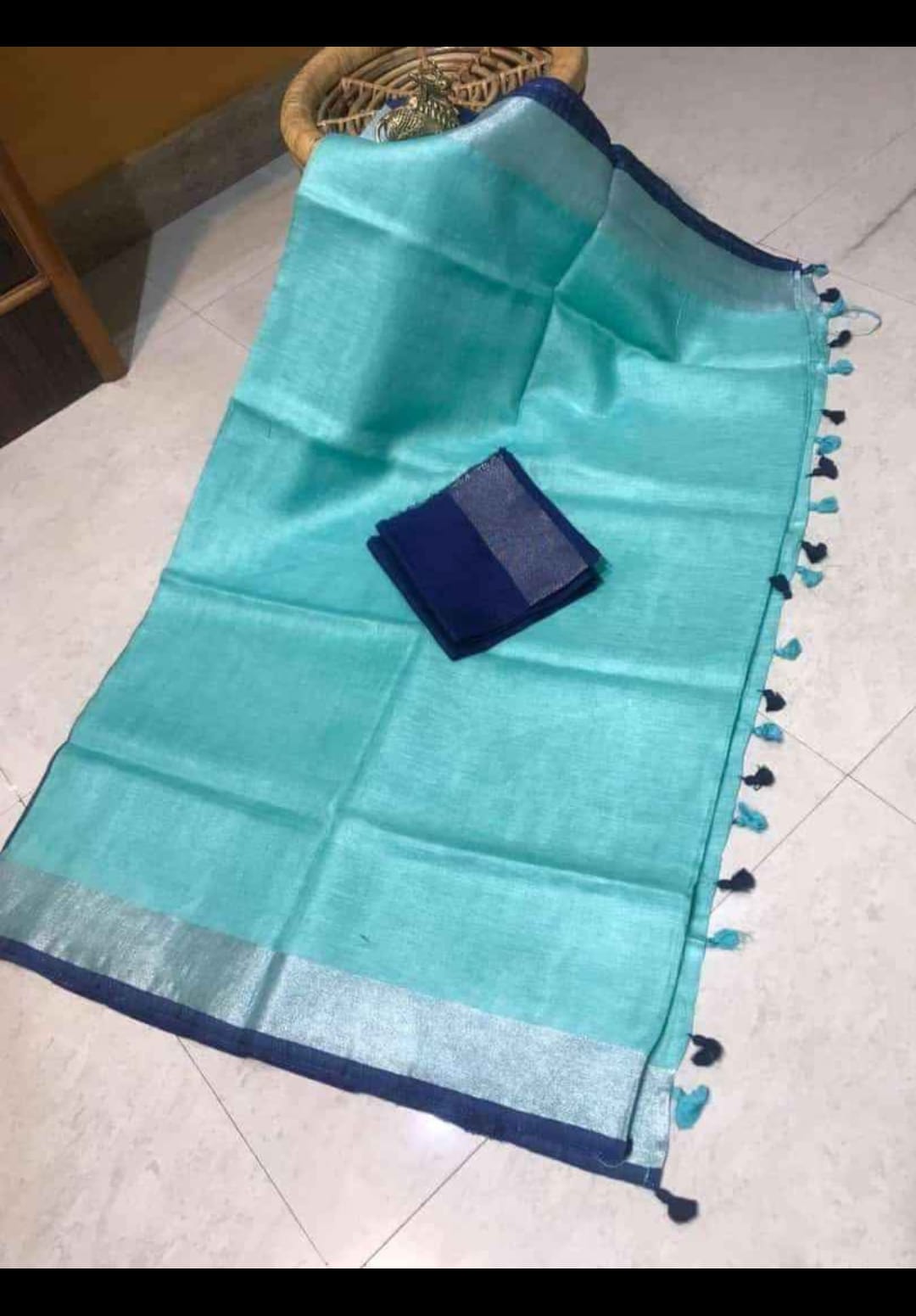Linen saree with golden border