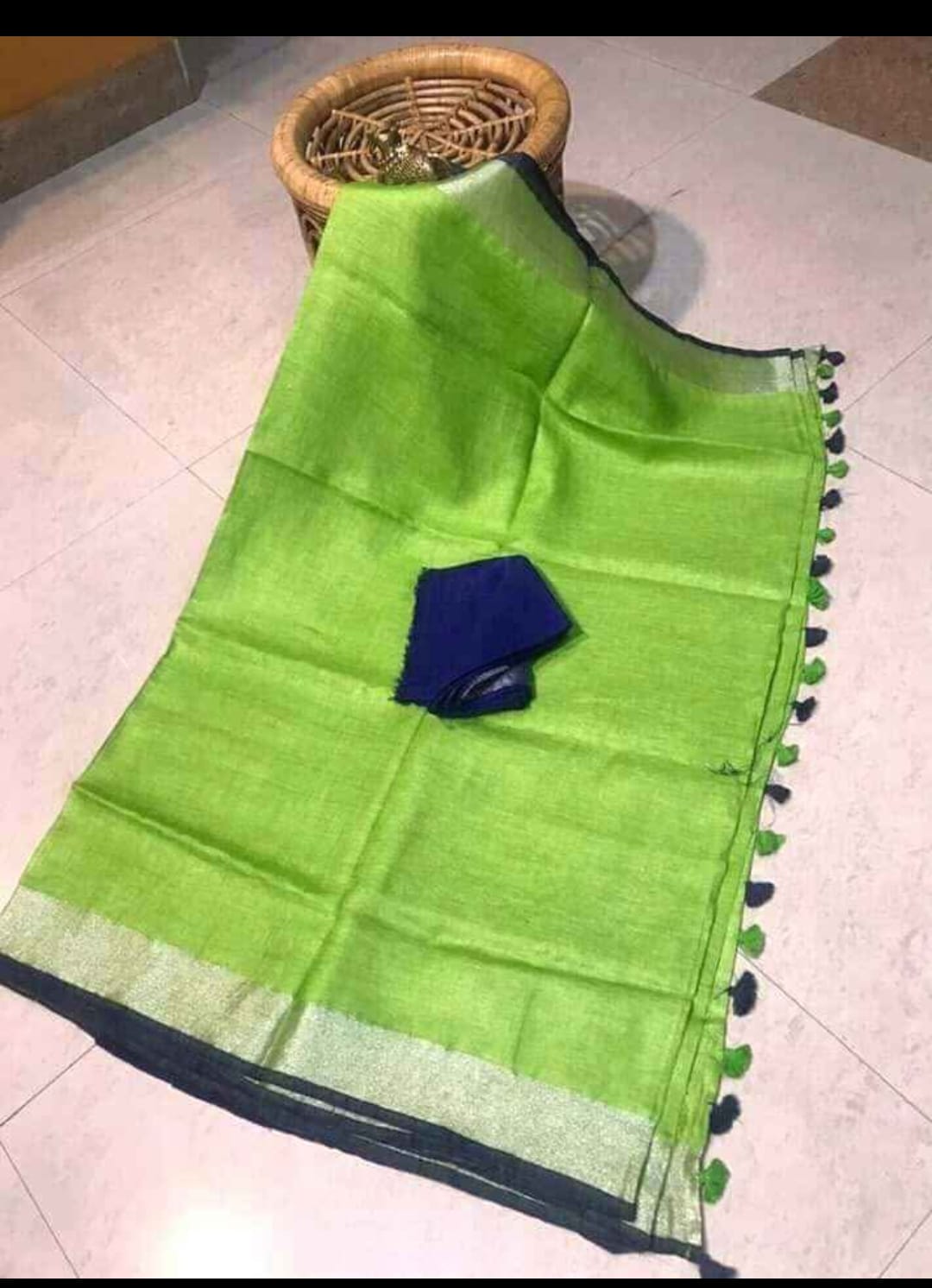 Linen saree with golden border